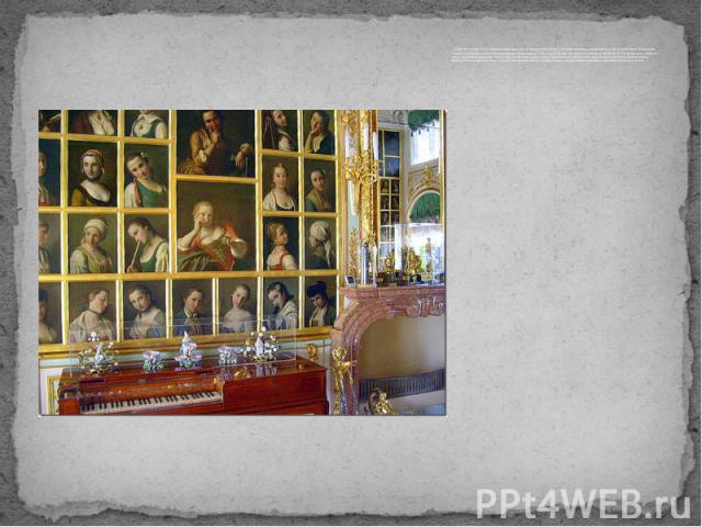 Известно, что при Петре I интерьер украшали гобелены французской работы и 16 картин итальянских живописцев, за что зал именовался Итальянским салоном. В дальнейшем декор зала неоднократно переделывался. В 50-е годы XVIII века интерьер был изменён по…