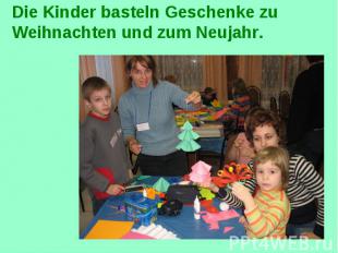 Die Kinder basteln Geschenke zu Weihnachten und zum Neujahr.