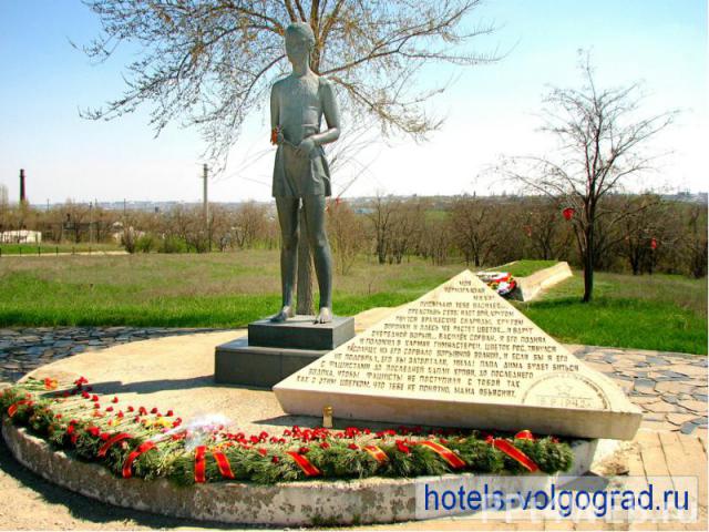 Памятник-мемориал «Солдатское поле» На поле нынешнего совхоза им. 62-й армии во время Сталинградской битвы проходили ожесточённые бои, и поэтому местные жители назвали его «солдатским». Долгие годы оно не засевалось, пока участники 7 слета победител…