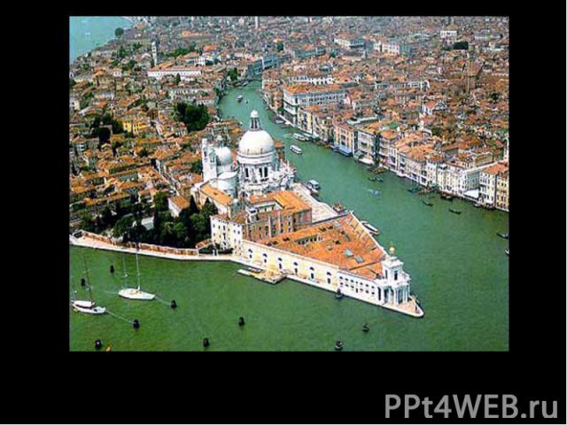 Венеция расположена на 119 островах, окружённых 150 каналами