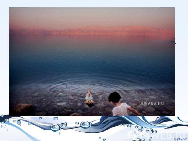 Девочки из деревни на Западном берегу реки Иордан охлаждаются в соленых водах Мертвого моря. Мертвое море является главным источником воды для Иордании, однако с 1978 года оно сократилось на 20 метров.