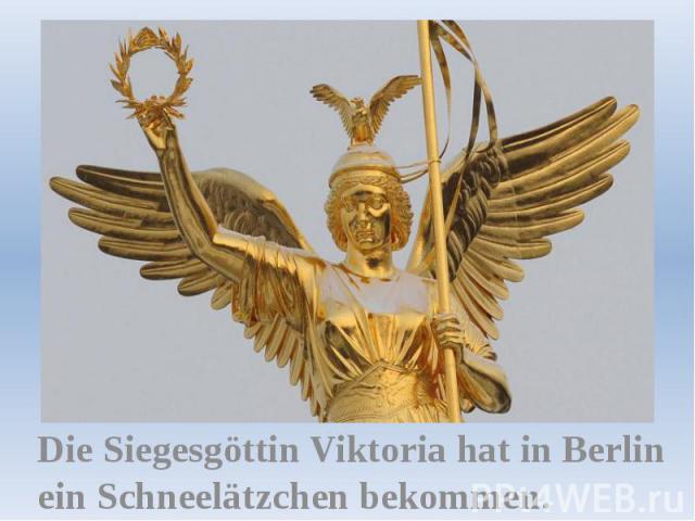 Die Siegesgöttin Viktoria hat in Berlin ein Schneelätzchen bekommen.